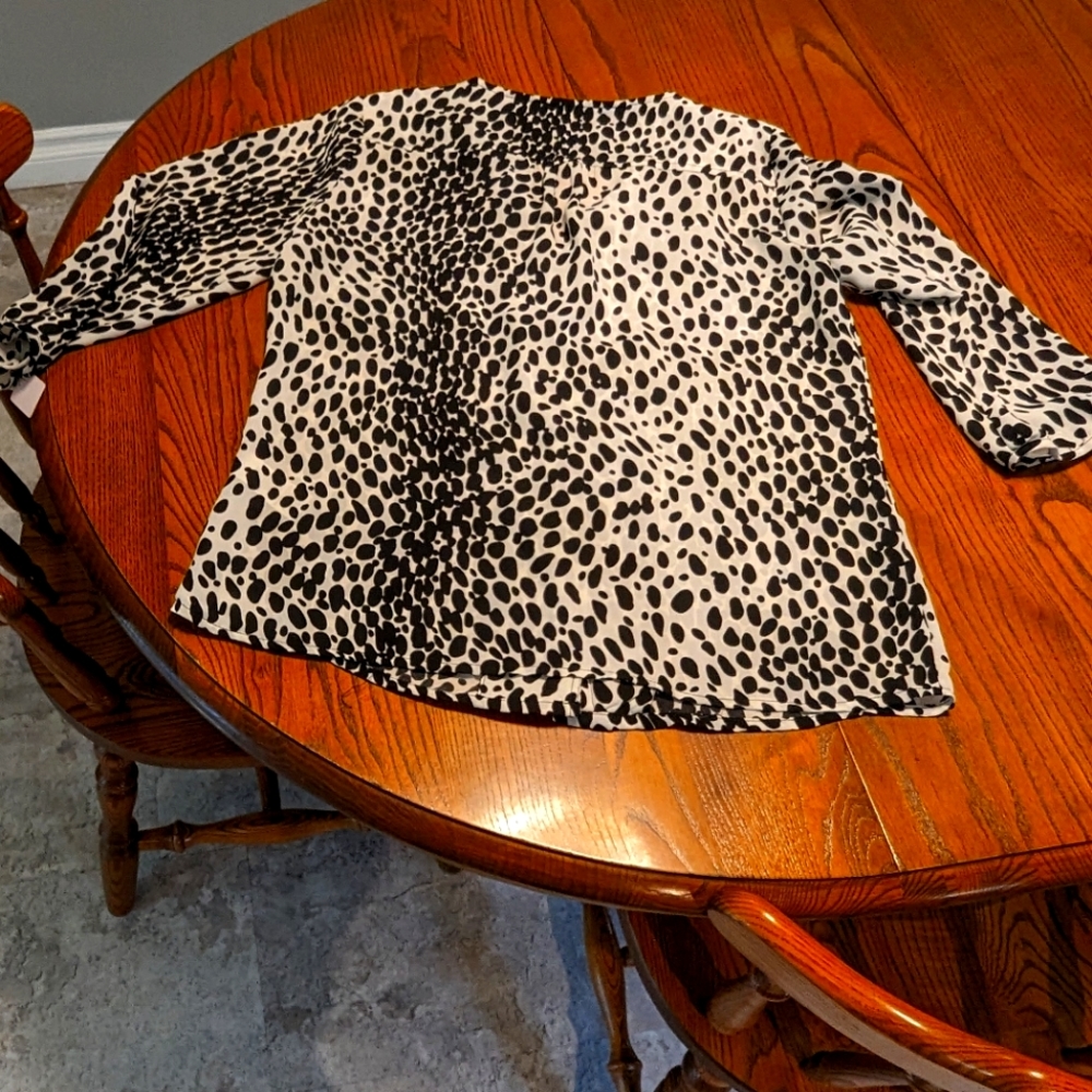 Cleo Blouse small petites. Animal Print.
